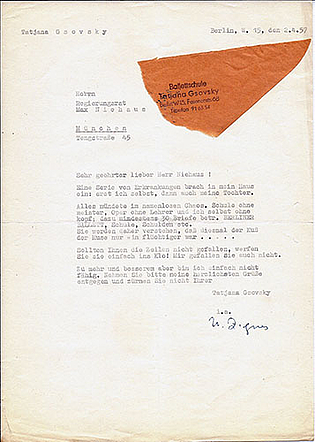 Brief von Tatjana Gsovsky an Max Niehaus vom 2. April 1957 wegen eines Textbeitrags (der Empfänger hat ein Stück der Umschlagrückseite wegen der Adresse ausgerissen und mithilfe der originalen Gummierung auf den Brief geklebt).