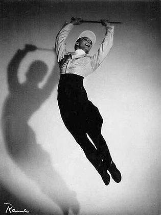 Egon Wüst, wohl Ende der 1930er / Anfang der 1940er Jahre, vermutlich in einem Solo aus einem Ballett Tatjana Gsovskys.