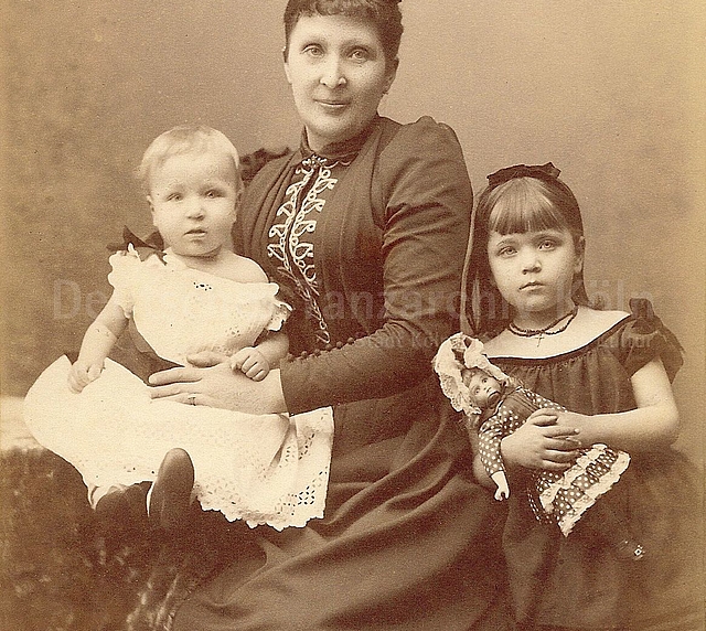 Amalie Wiegmann mit ihren Kindern Mary (rechts) und Heinrich, 1890.