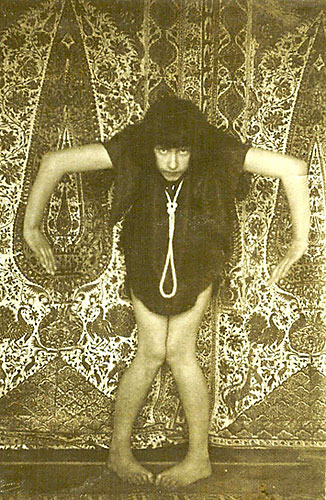 Vera Skoronel als junges Mädchen in der Schweiz in einer Studie, deren Körperhaltung sie auch später als Solistin in ihrem Gruppenwerk ‚Tanzspiel‘ nutzt.