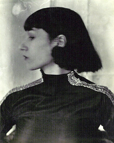 Vera Skoronel im Kostüm, frühe 1920er Jahre.Vera Skoronel im Kostüm, frühe 1920er Jahre.