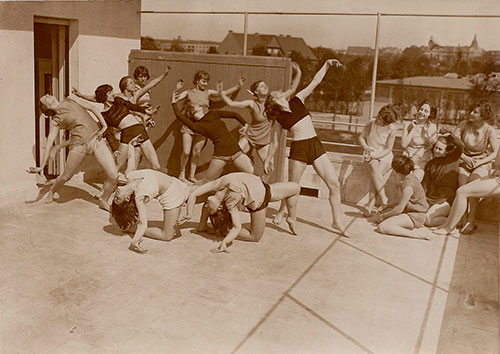 Schülerinnen der Trümpy-Schule bei einer Tanzimprovisation auf der Dachterrasse der Schule.